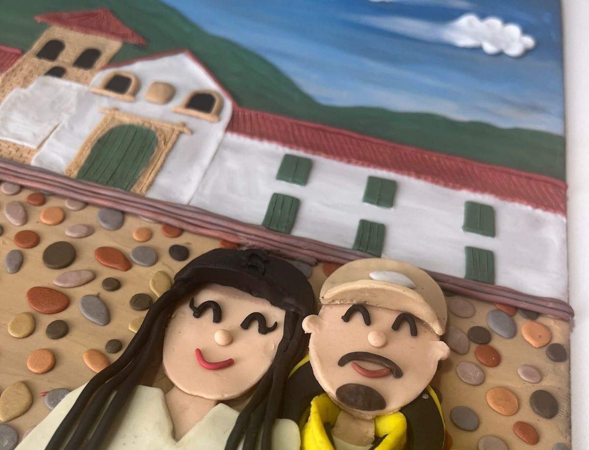 Detalle de una pareja en un paisaje especial en plastilina